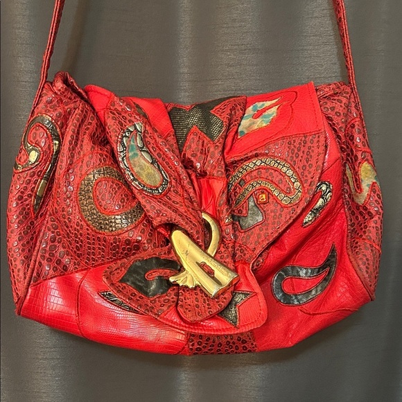 Elegant Red Crossbody Bag with Embroidered Details - Picture 1 of 7